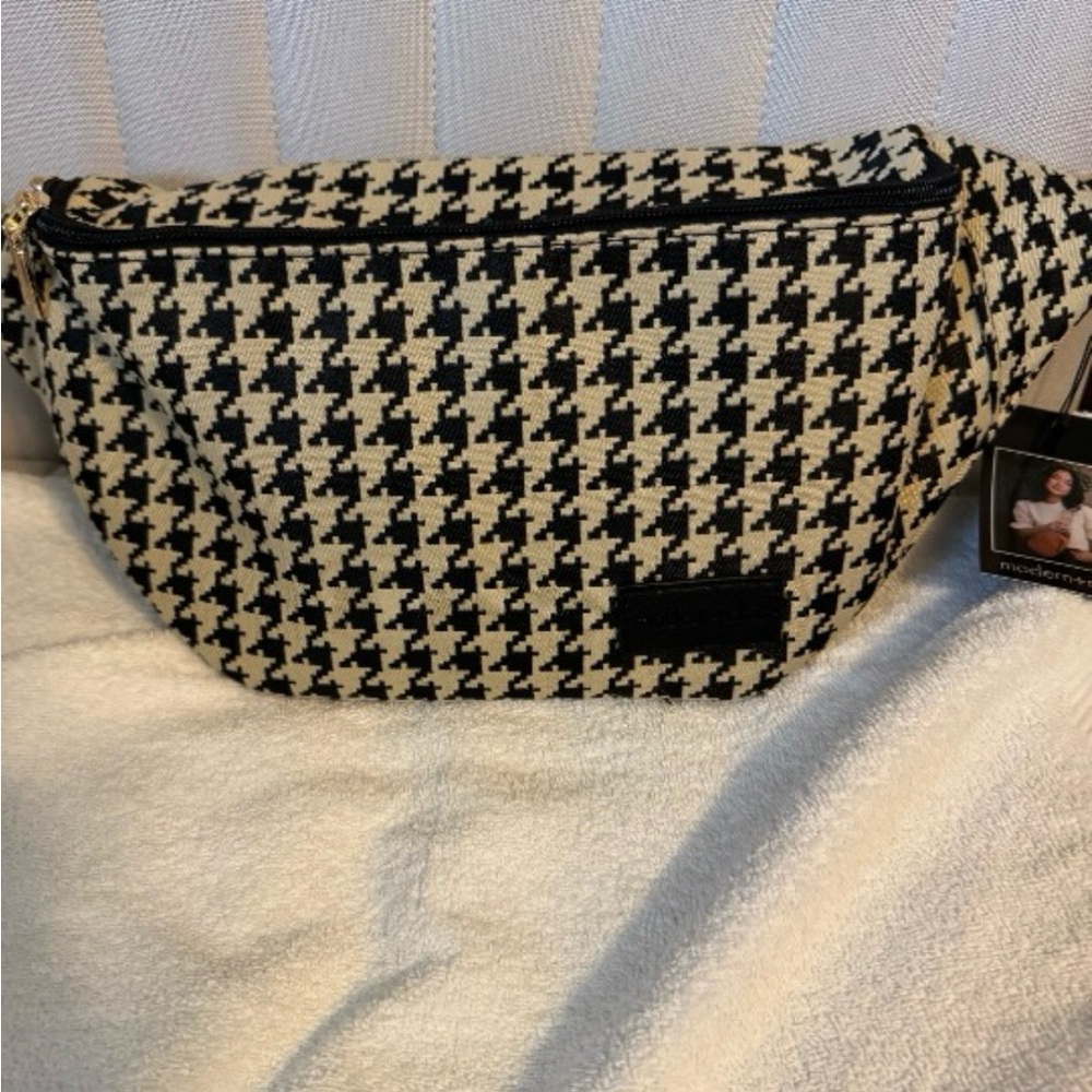 Elegant Houndstooth Crossbody Bag
